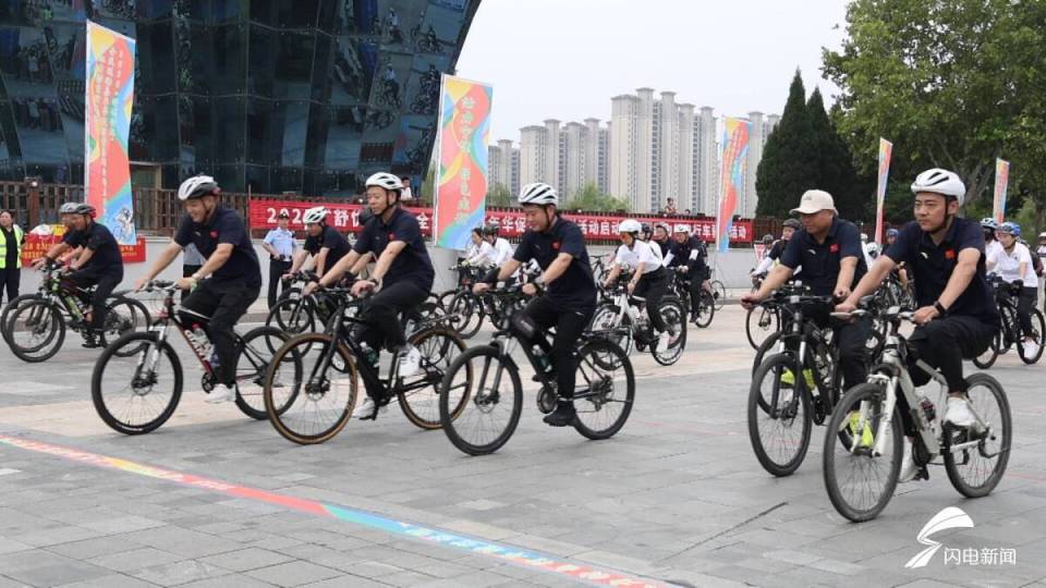 同时, 健康惠民, 经济唱戏